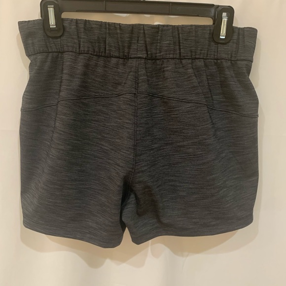 Lululemon size 6 draw string shorts - Picture 3 of 7